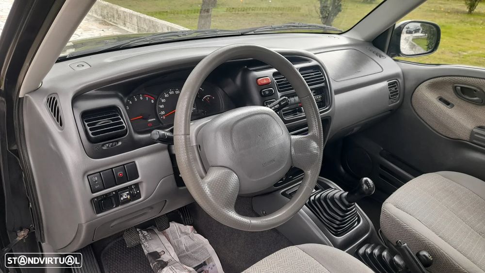 Suzuki Grand Vitara Metal Top 2.0 L - 17