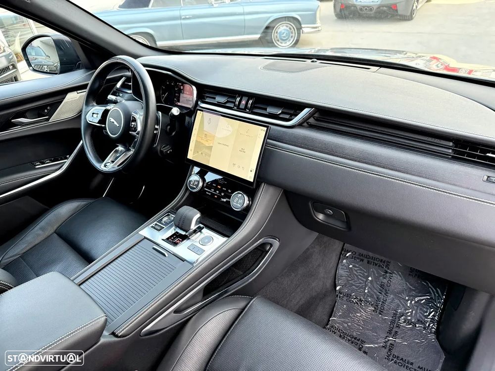 Jaguar F-Pace P250 AWD R-Dynamic S - 40