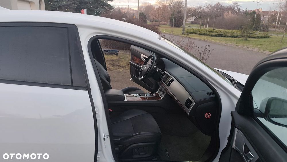 Jaguar XF 3.0 V6 D R-Sport - 35