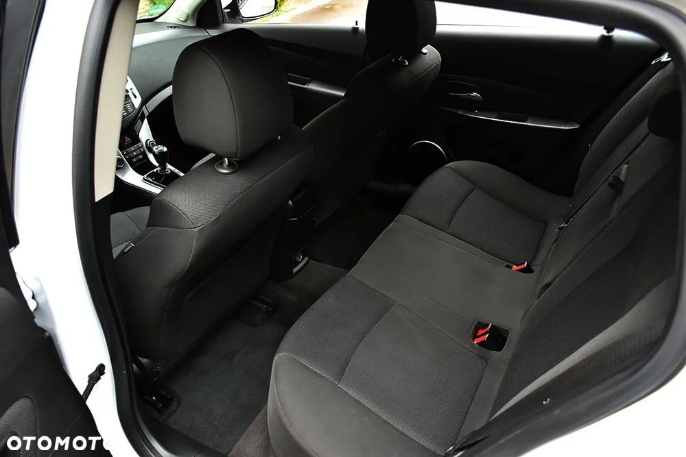 Chevrolet Cruze Station Wagon 1.6 LS+ - 23
