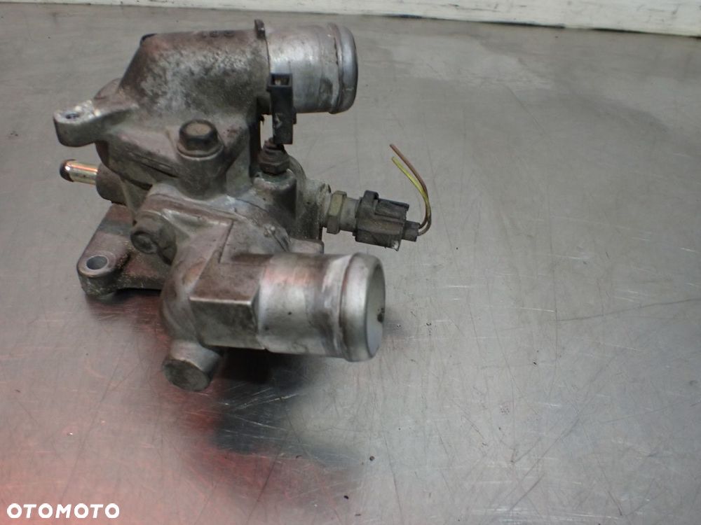 OBUDOWA TERMOSTATU MITSUBISHI OUTLANDER - 2