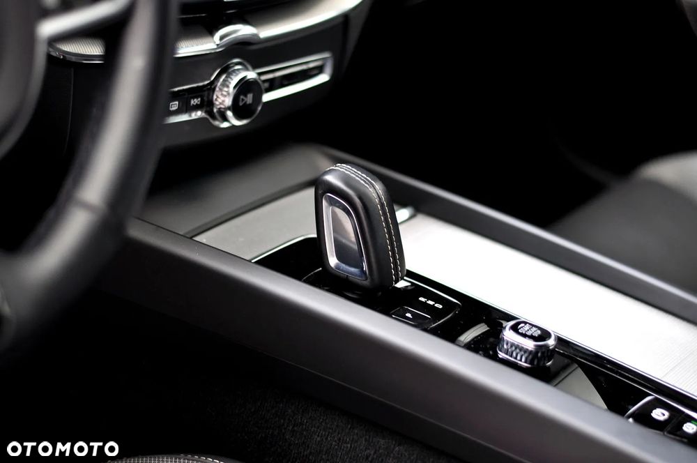 Volvo XC 60 B4 D AWD Ultimate Dark - 24