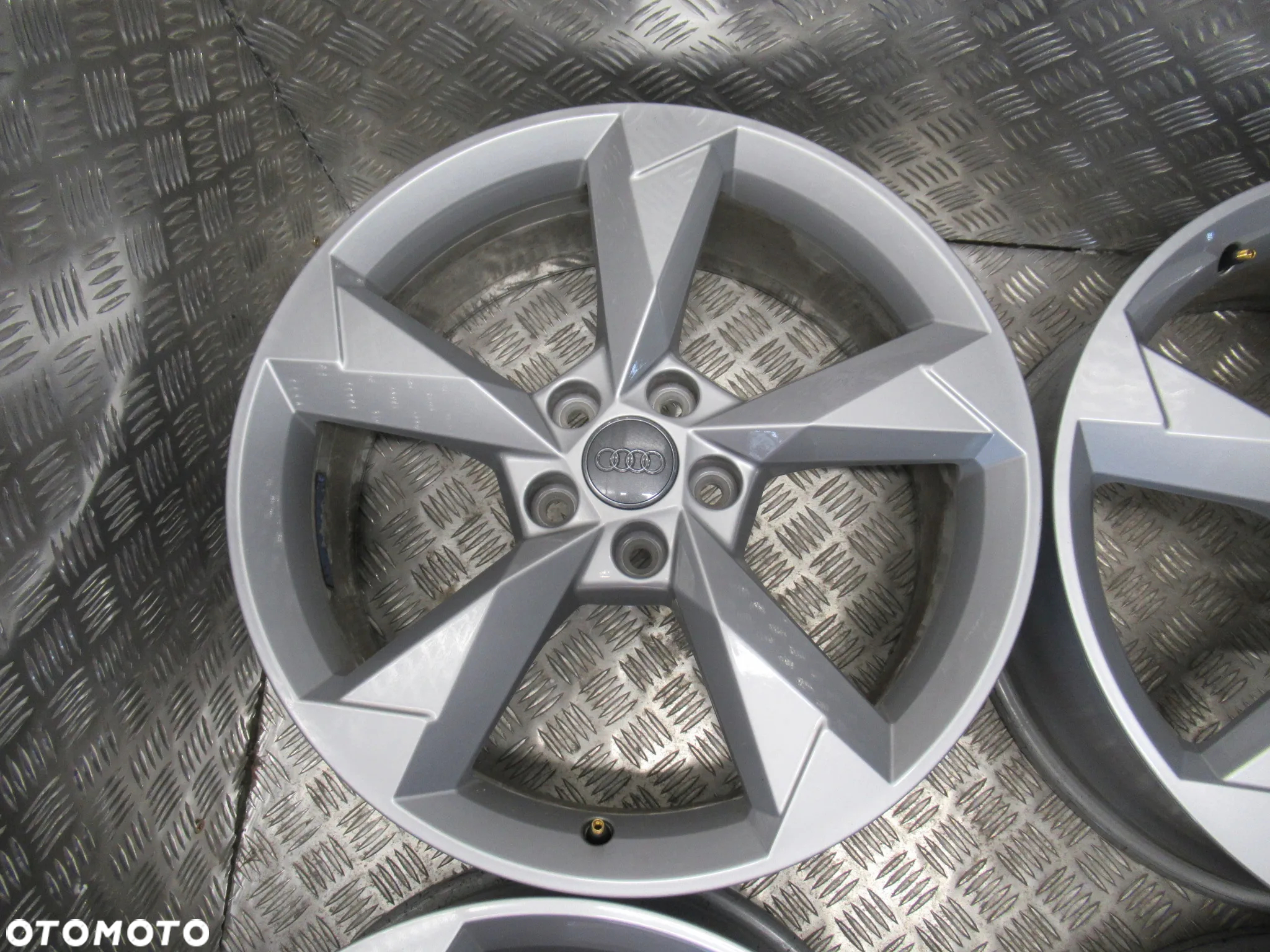 Felgi Audi Q3 RS Q3 A3 A4 Q2 SQ2 7Jx19 et43 5x112 - 4