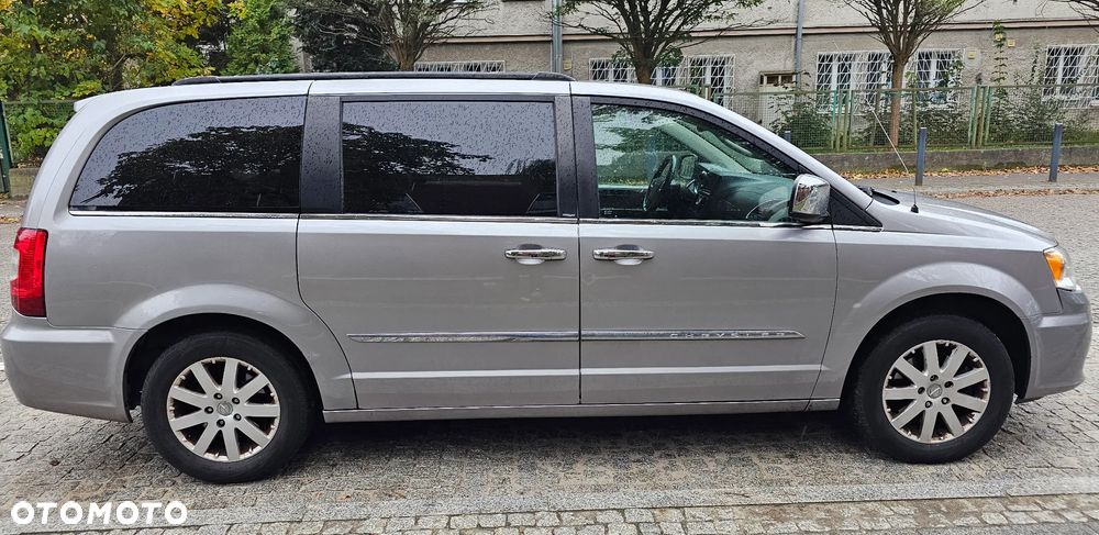 Chrysler Town & Country - 6