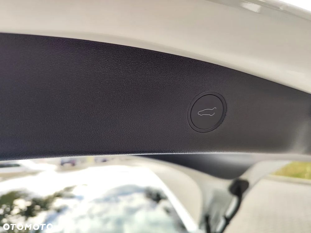 Tesla Model 3 - 10