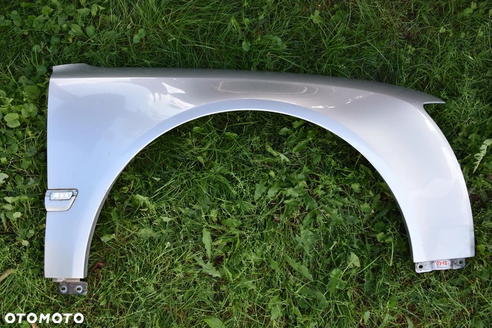 AUDI A8 D3 BŁOTNIK PRAWY PRZEDNI PRZÓD LY7W SREBRNY