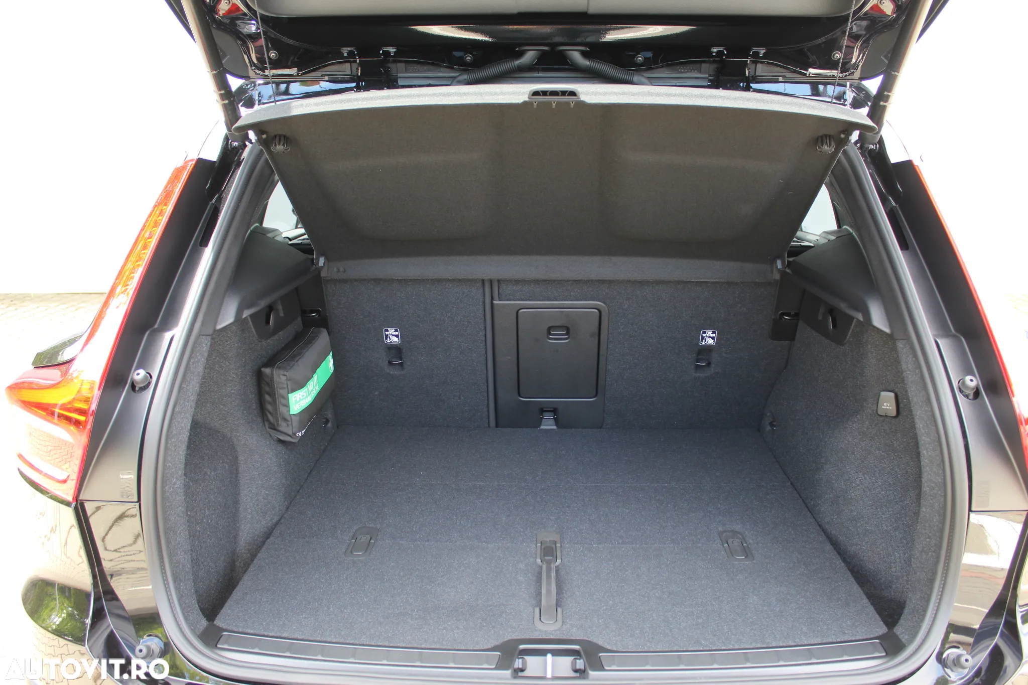 Volvo XC 40 B3 AT FWD MHEV Plus Dark - 34