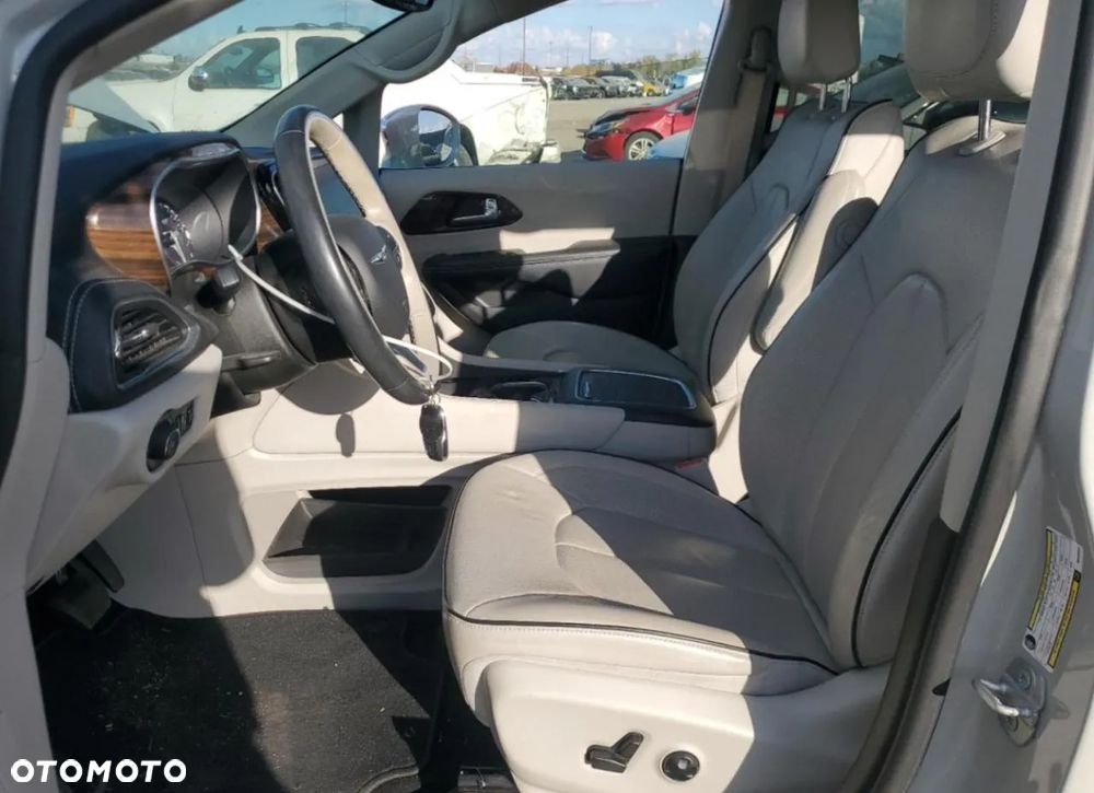 Chrysler Pacifica - 7