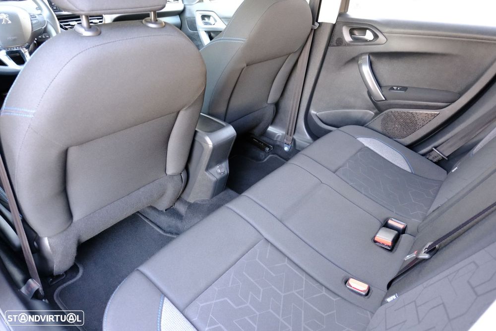 Peugeot 2008 1.2 PureTech Style - 12
