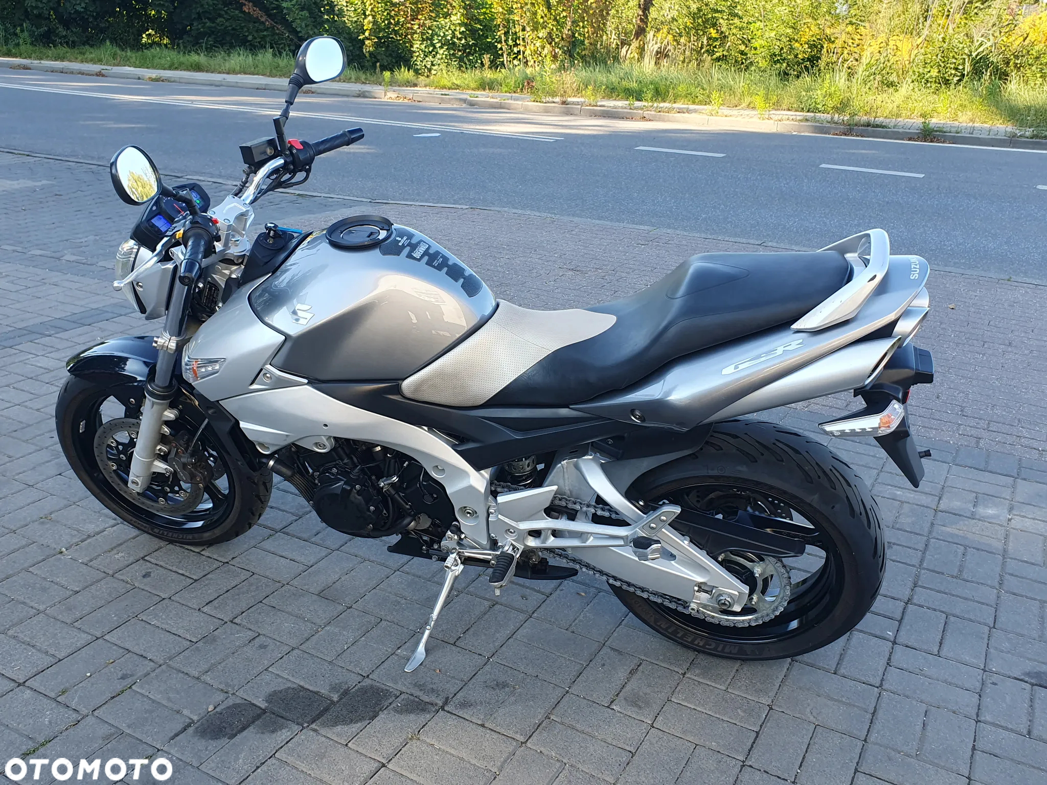 Suzuki GSR - 25