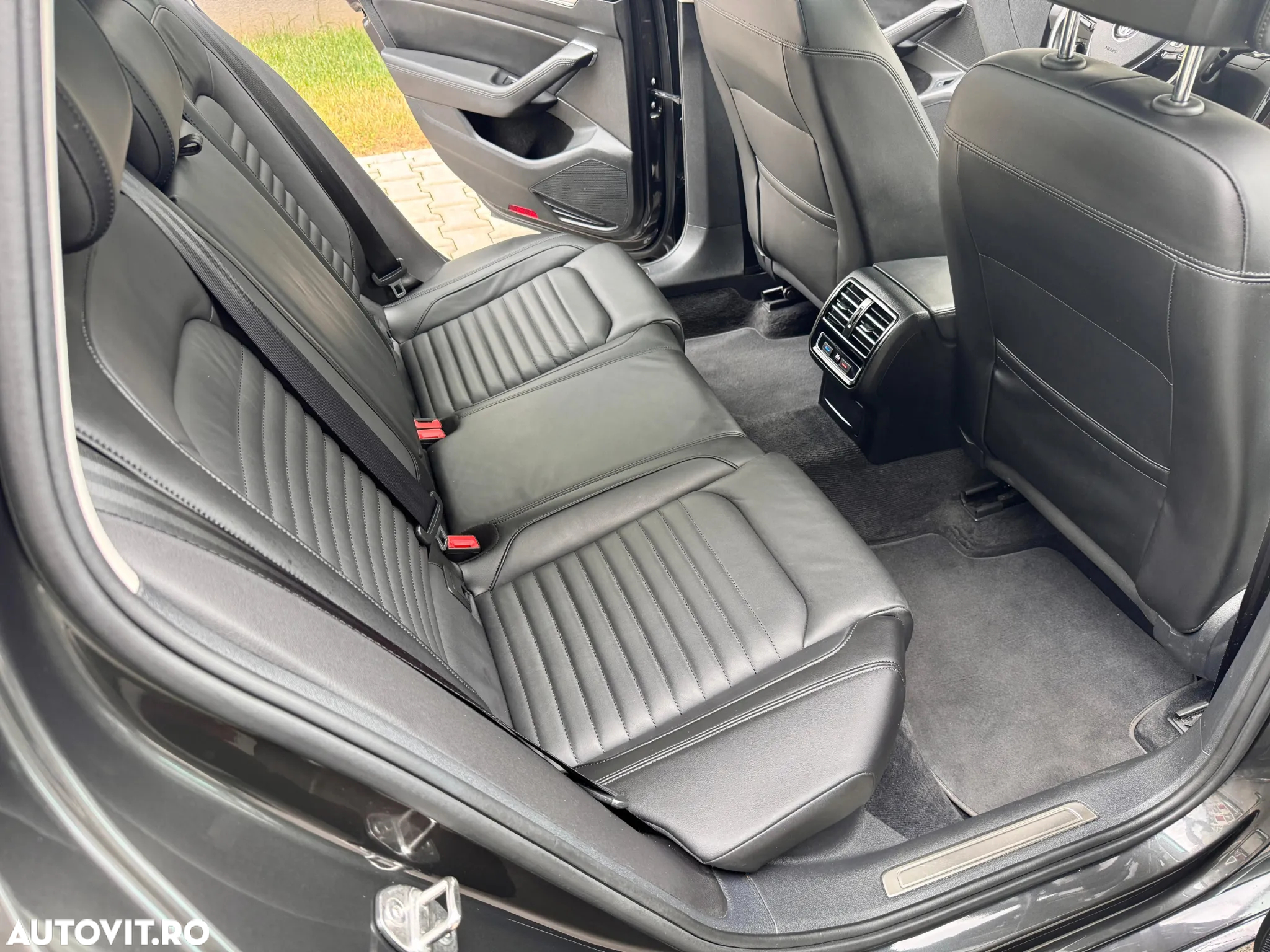 Volkswagen Passat Variant 2.0 TDI SCR DSG BlueMotion Highline - 22