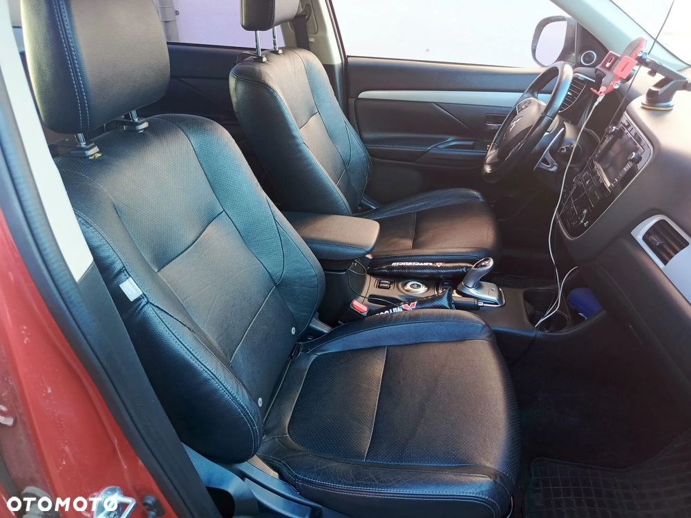 Mitsubishi Outlander Instyle NAVI + - 15