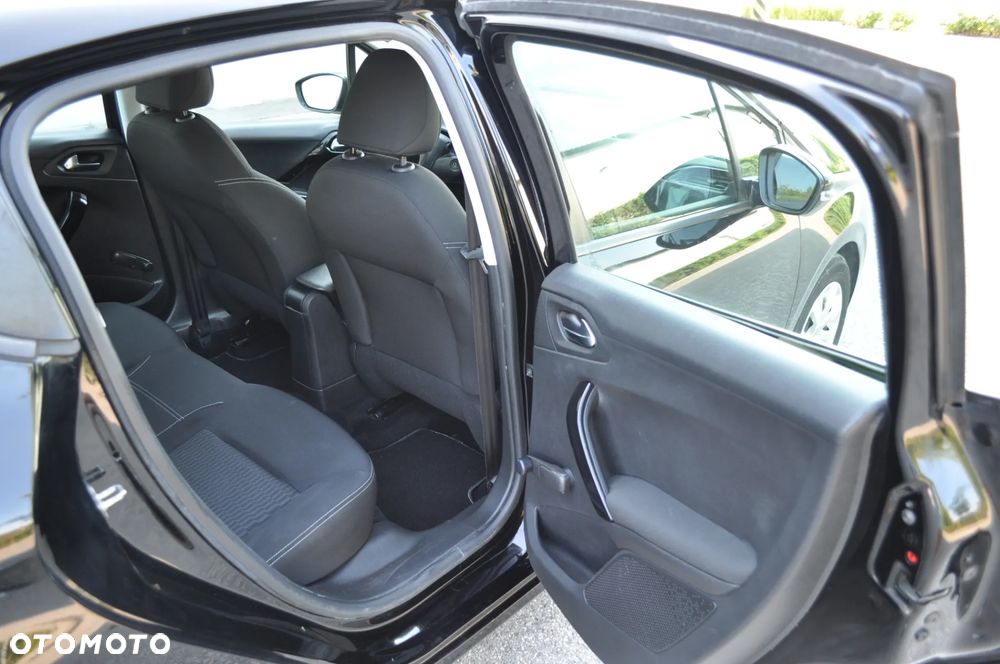Peugeot 208 - 17