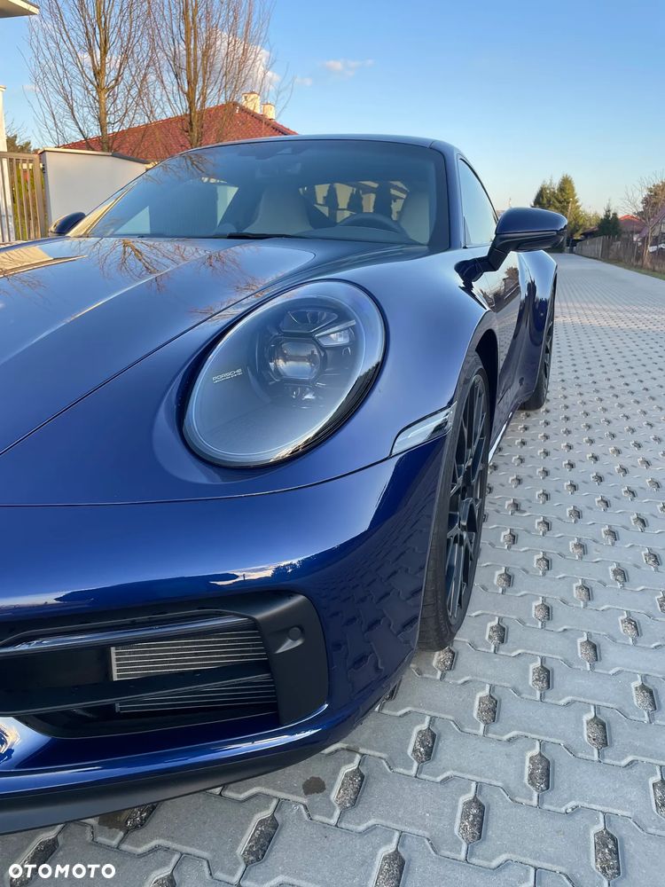 Porsche 911 Carrera 4 GTS - 12