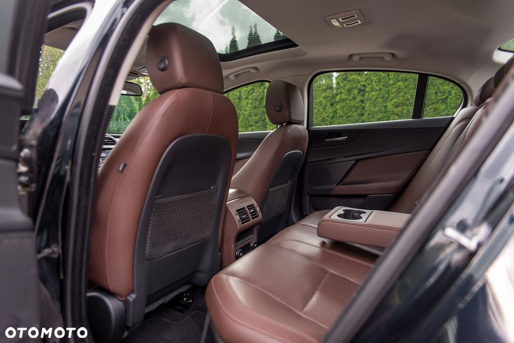 Jaguar XE 2.0 T Prestige - 38