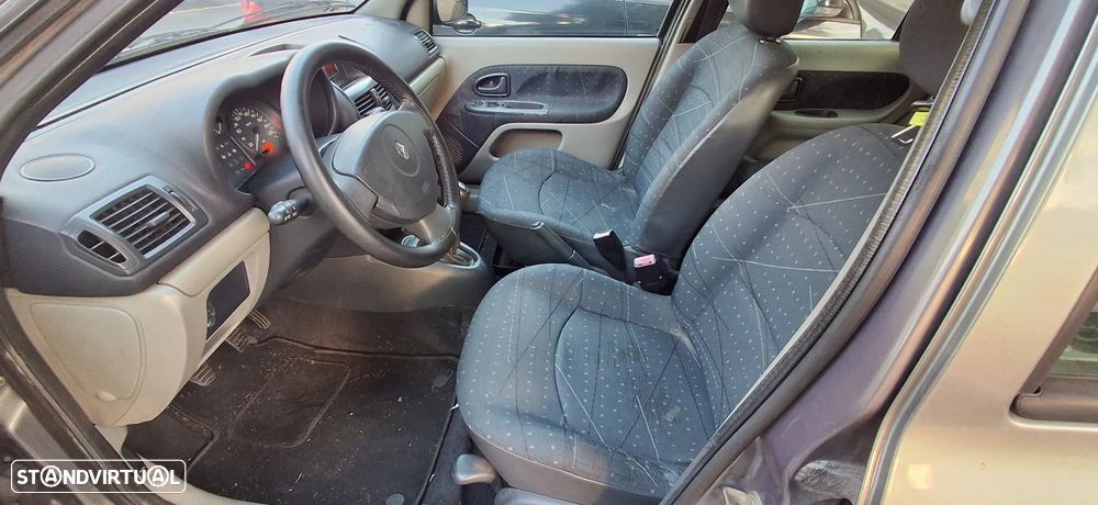 Renault Clio 1.2 16V Confort - 8