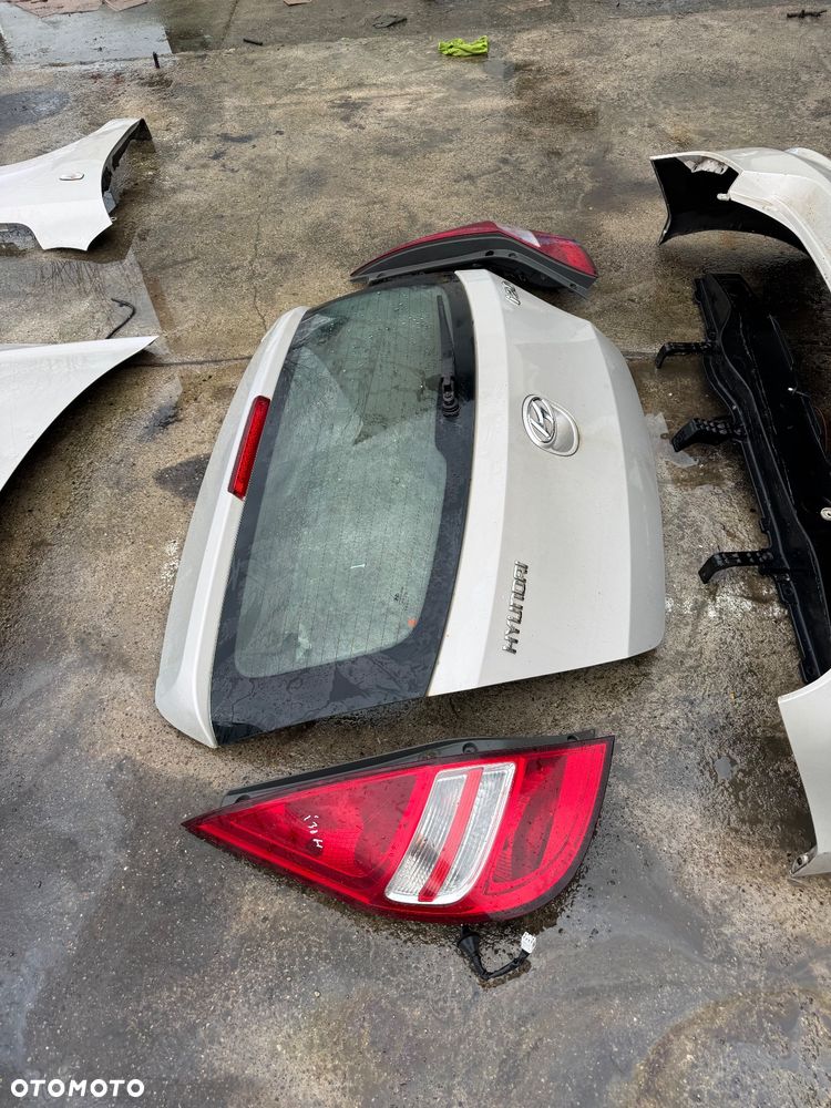 Hyundai i30 kod lakieru QU hatchback błotnik prawy lewy przedni przód drzwi prawe lewe przednie tylne srebrne szare lampa prawa lewa przednia przód soczewka maska pas przedni wąż klimy klapa tył tylnia klapa bagażnika lampy tylnie belka tył zderzak tył tylni - 14