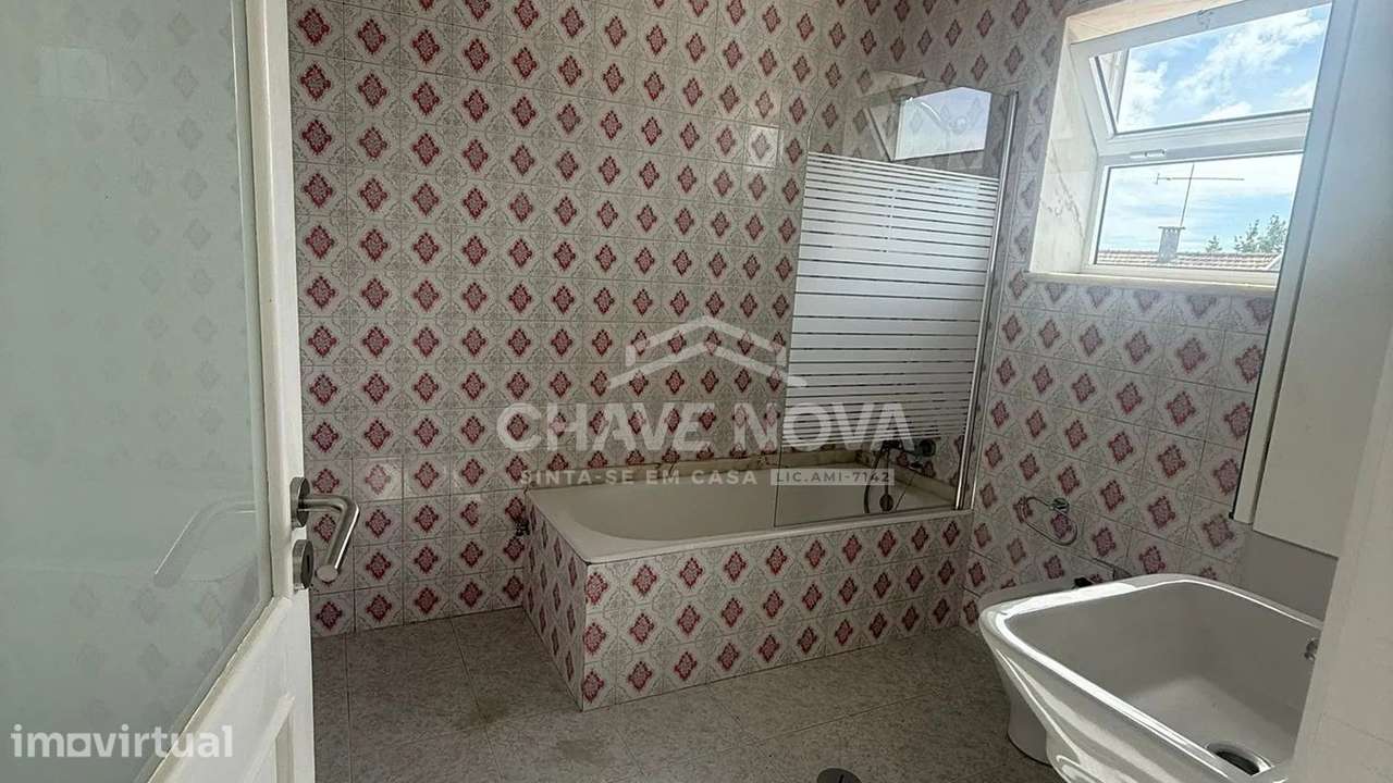 T2 no 1.º Piso com Terreno Privativo - Santa Maria de Lamas - Grande imagem: 4/10