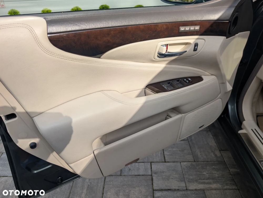 Lexus LS 600h Elegance - 28