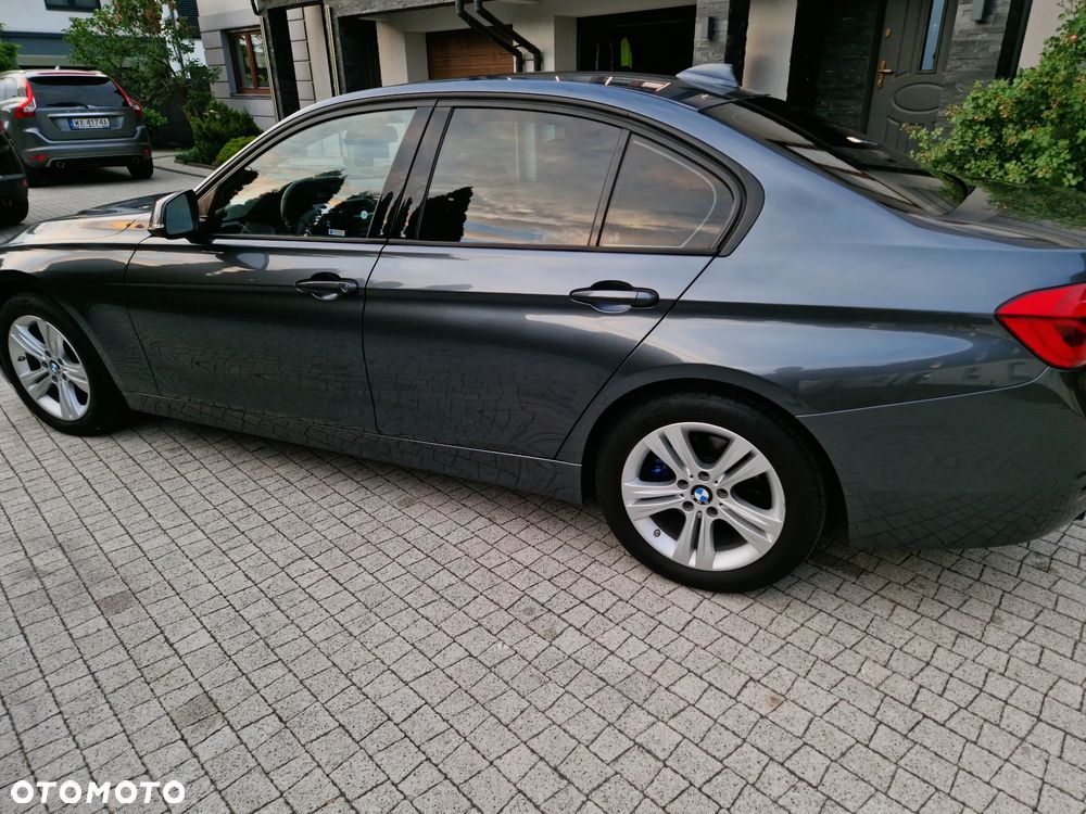 BMW Seria 3 330i xDrive - 4