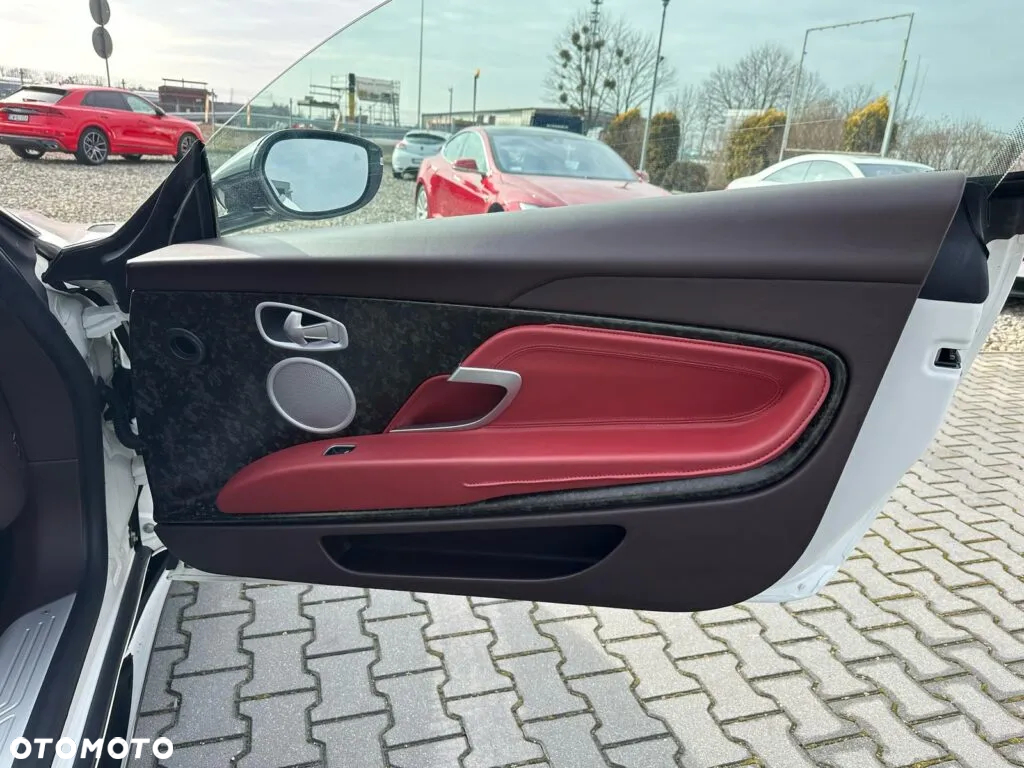 Aston Martin DB11 V8 Coupe - 17
