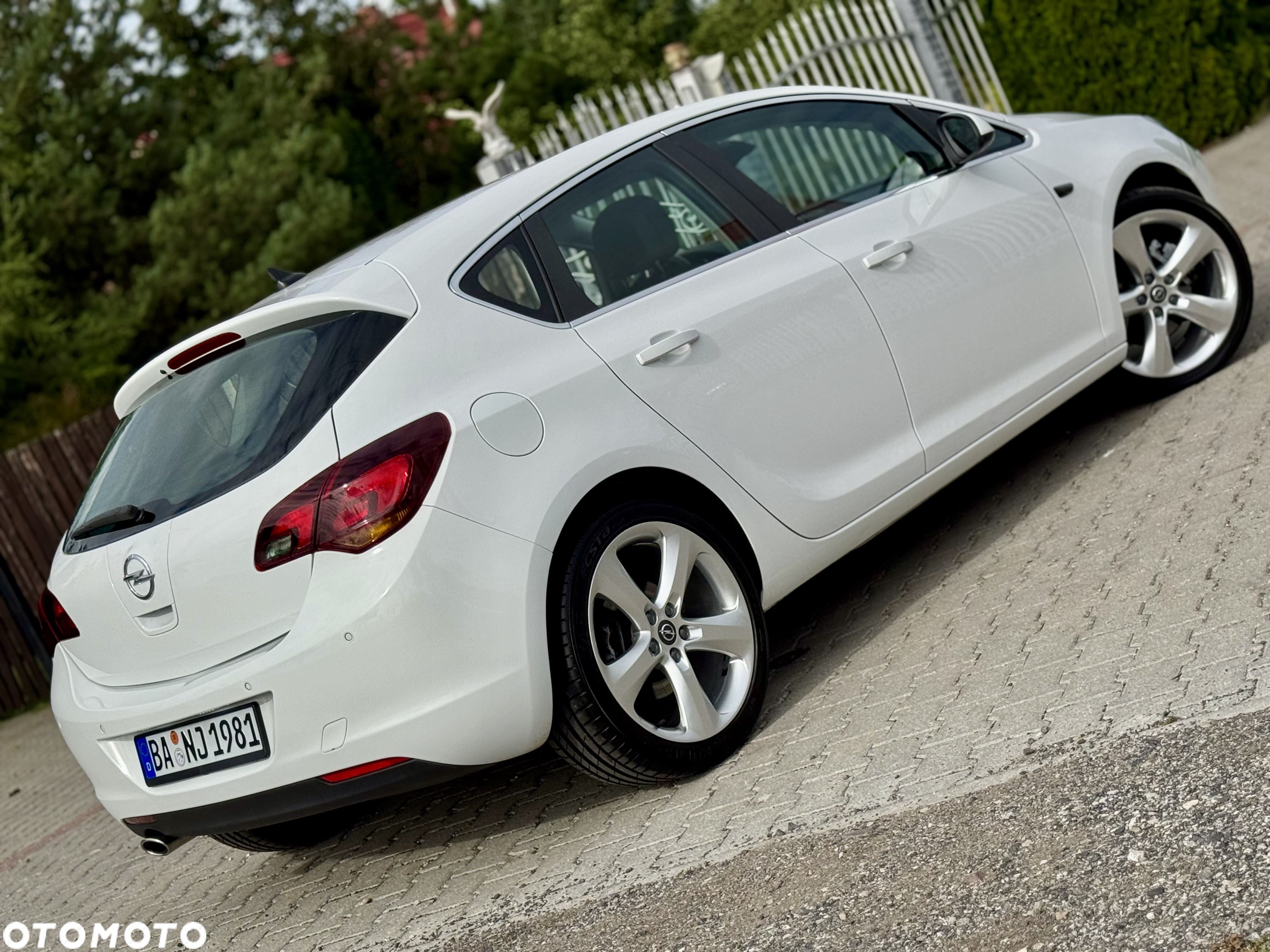 Opel Astra 1.6 Turbo Cosmo - 25