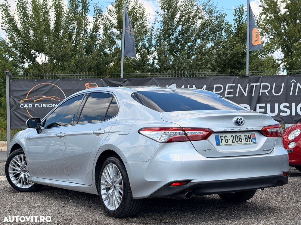 Toyota Camry Luxury - 4