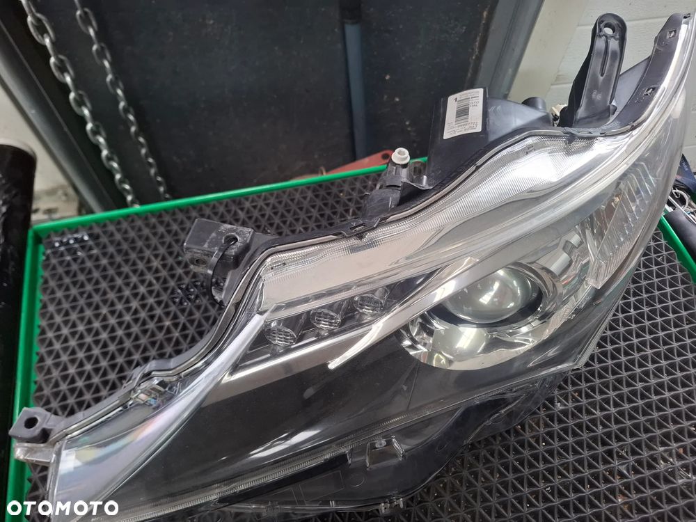 TOYOTA AURIS E18 1.8 HYBRYDA HB LAMPA LEWY PRZÓD - 2
