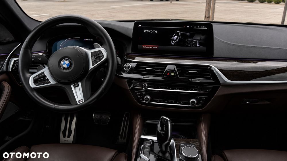 BMW Seria 5 M550i xDrive sport - 16
