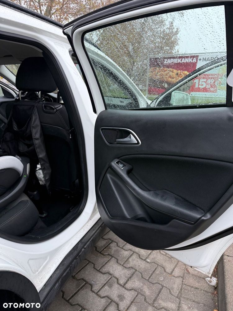 Mercedes-Benz GLA 180 7G-DCT - 10