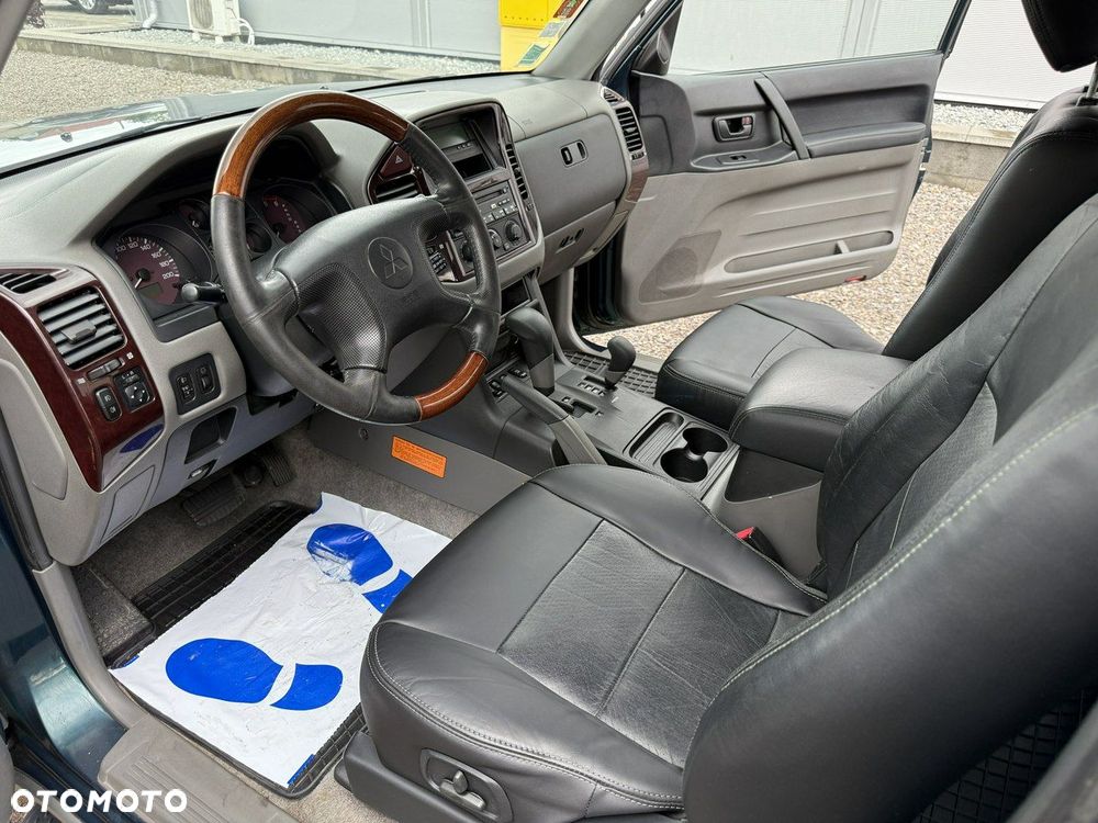 Mitsubishi Pajero - 10