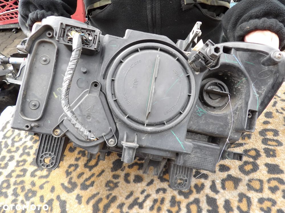 BMW - F25 - PRAWA LAMPA PRZEDNIA - H7 - USZKODZONE SZKŁO - UK - 6