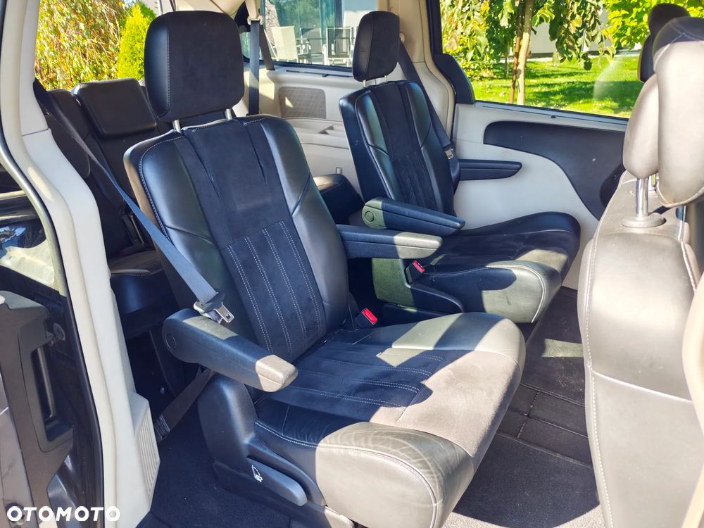 Chrysler Town & Country - 12