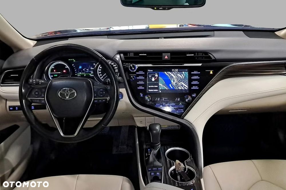 Toyota Camry Executive - 12