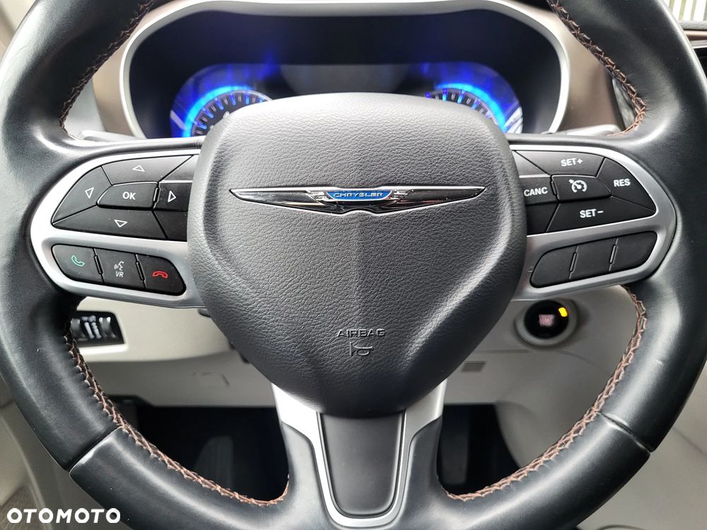 Chrysler Pacifica - 16