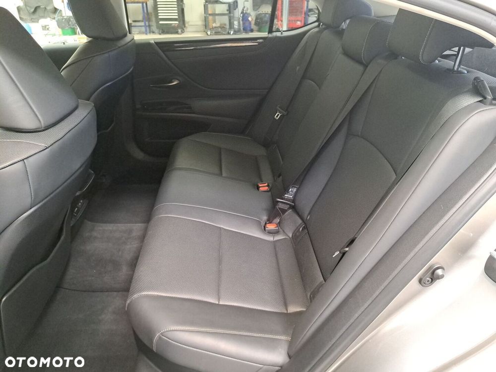 Lexus ES - 9