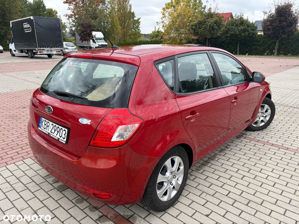 Kia Ceed - 11