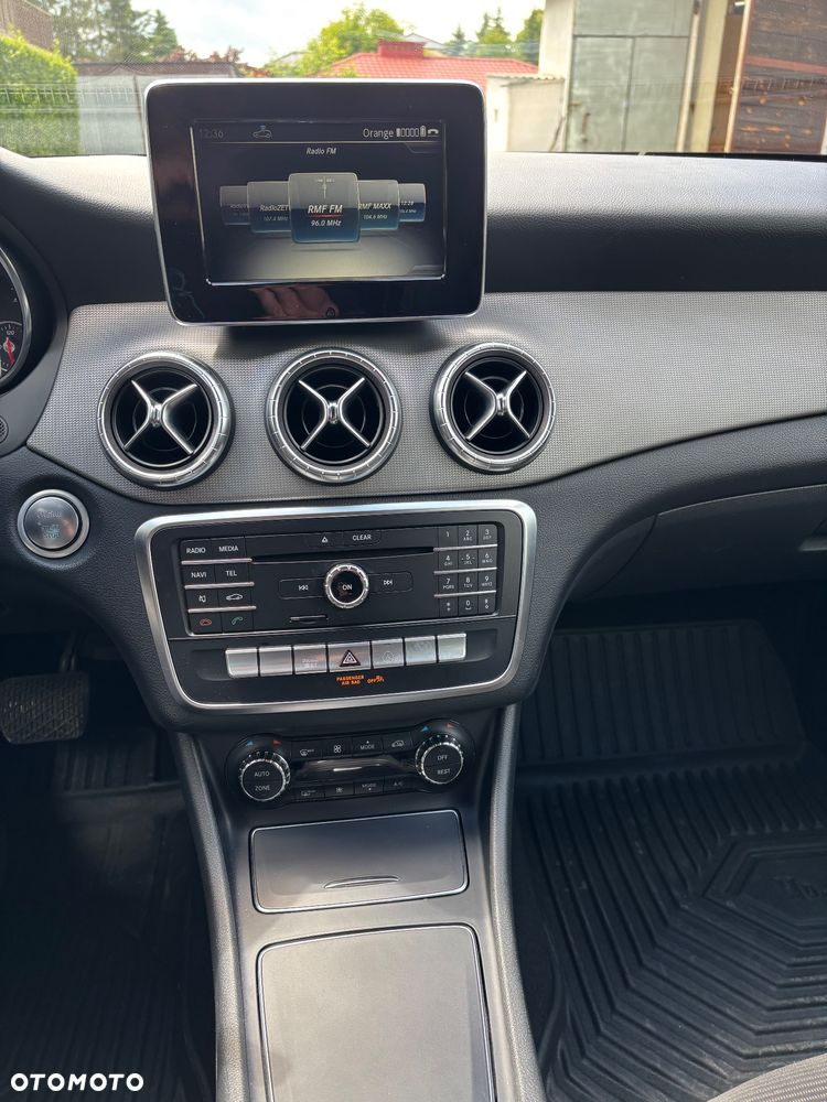 Mercedes-Benz CLA 180 7G-DCT - 17
