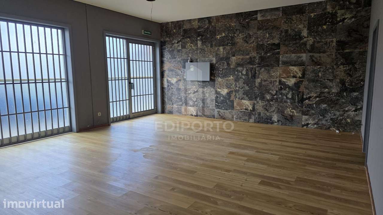 Loja com 103m2 com uma frente muito luminosa a 300m do metro na  Senho - Grande imagem: 2/6