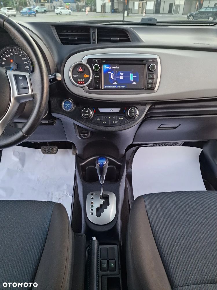 Toyota Yaris Hybrid 100 Business Edition - 18