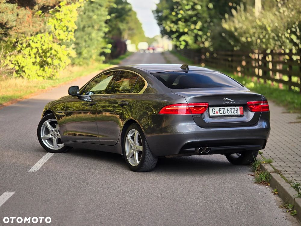 Jaguar XE 2.0 D Prestige - 3