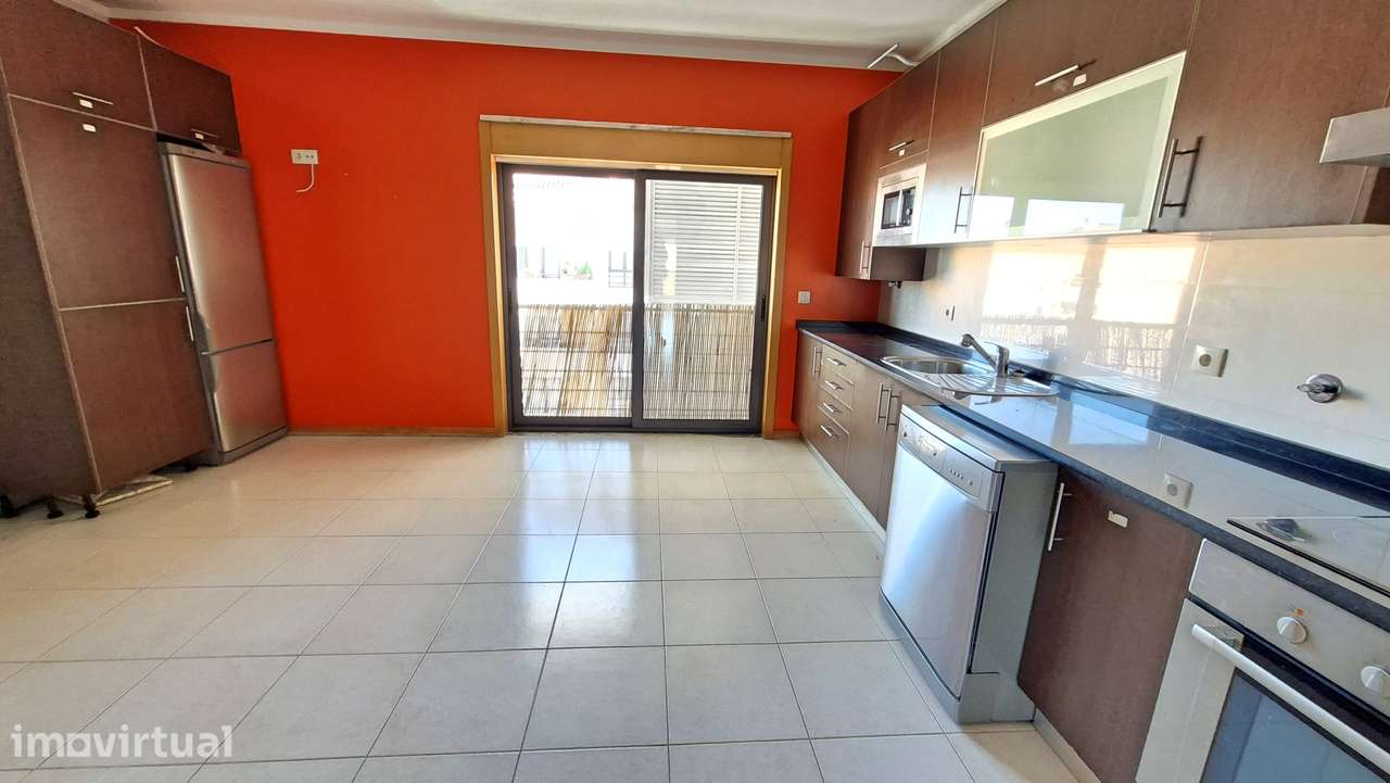 Apartamento T3 com 206m2  Box e 1 lugar estacionamento Pinhal Novo - Grande imagem: 2/17