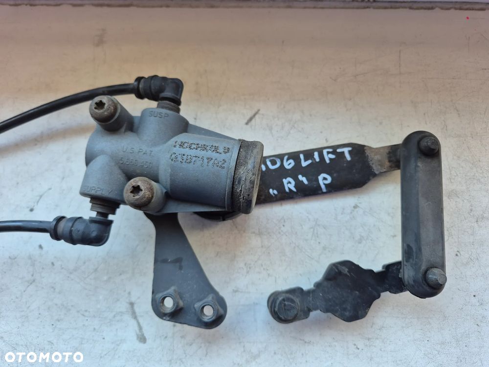 ZAWÓR REGULACJI POZIOMOWANIA POZIOMKA PODUSZEK KABINY PRZÓD DAF XF 106 E6 - 2