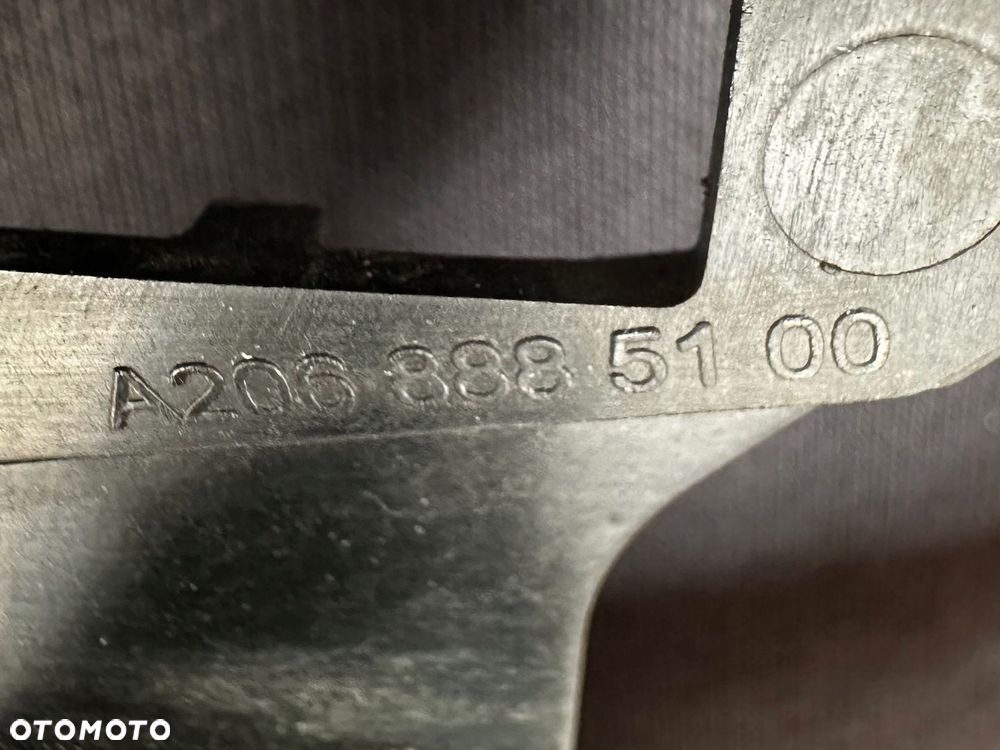 MERCEDES BENZ C KLASA W206 WSPORNIK UCHWYT PRAWY ATRAPY GRILLA A2068885100 - 4