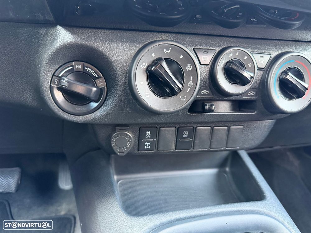 Toyota Hilux 2.4 D-4D 4WD CD CH - 29