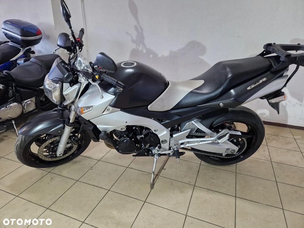 Suzuki GSR - 11
