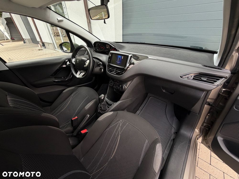 Peugeot 208 - 10