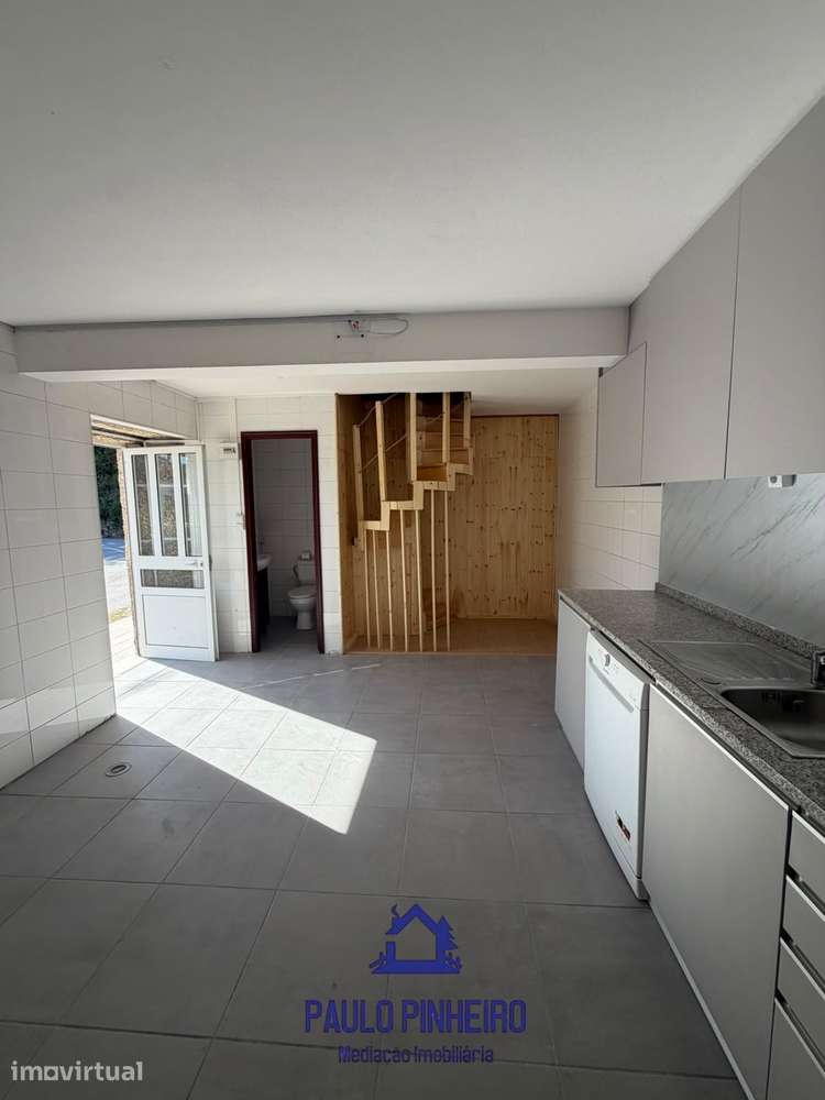 MORADIA T3 REMODELADA COM TERRAÇO E GARAGEM | CABECEIRAS DE BASTO - Grande imagem: 5/36