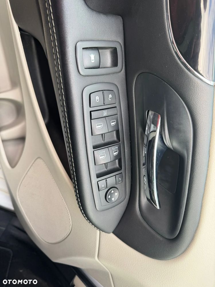 Chrysler Town & Country 3.6 Limited - 23