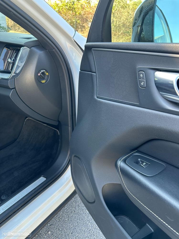 Volvo XC 60 2.0 T8 PHEV R-Design AWD - 43